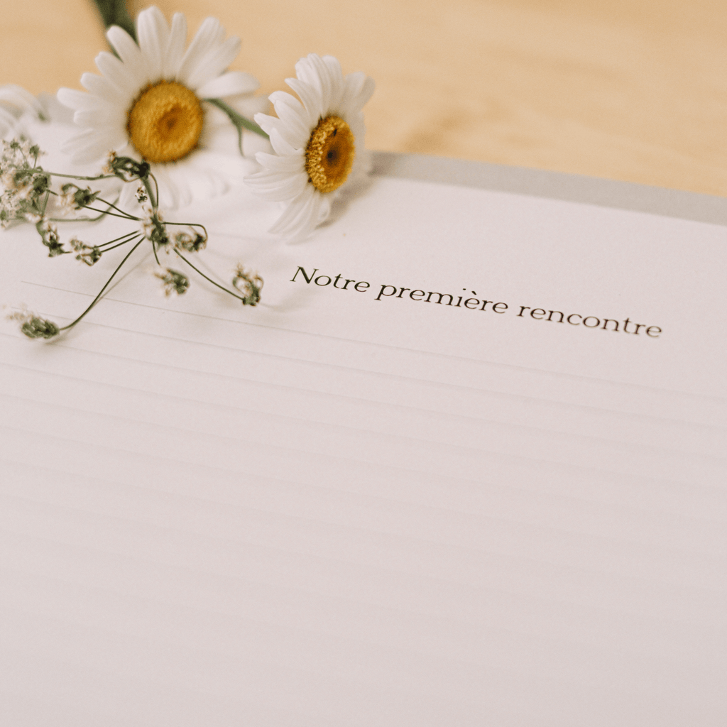 Carnet de note pour écrire ses mémoires et souvenirs avec des marguerites