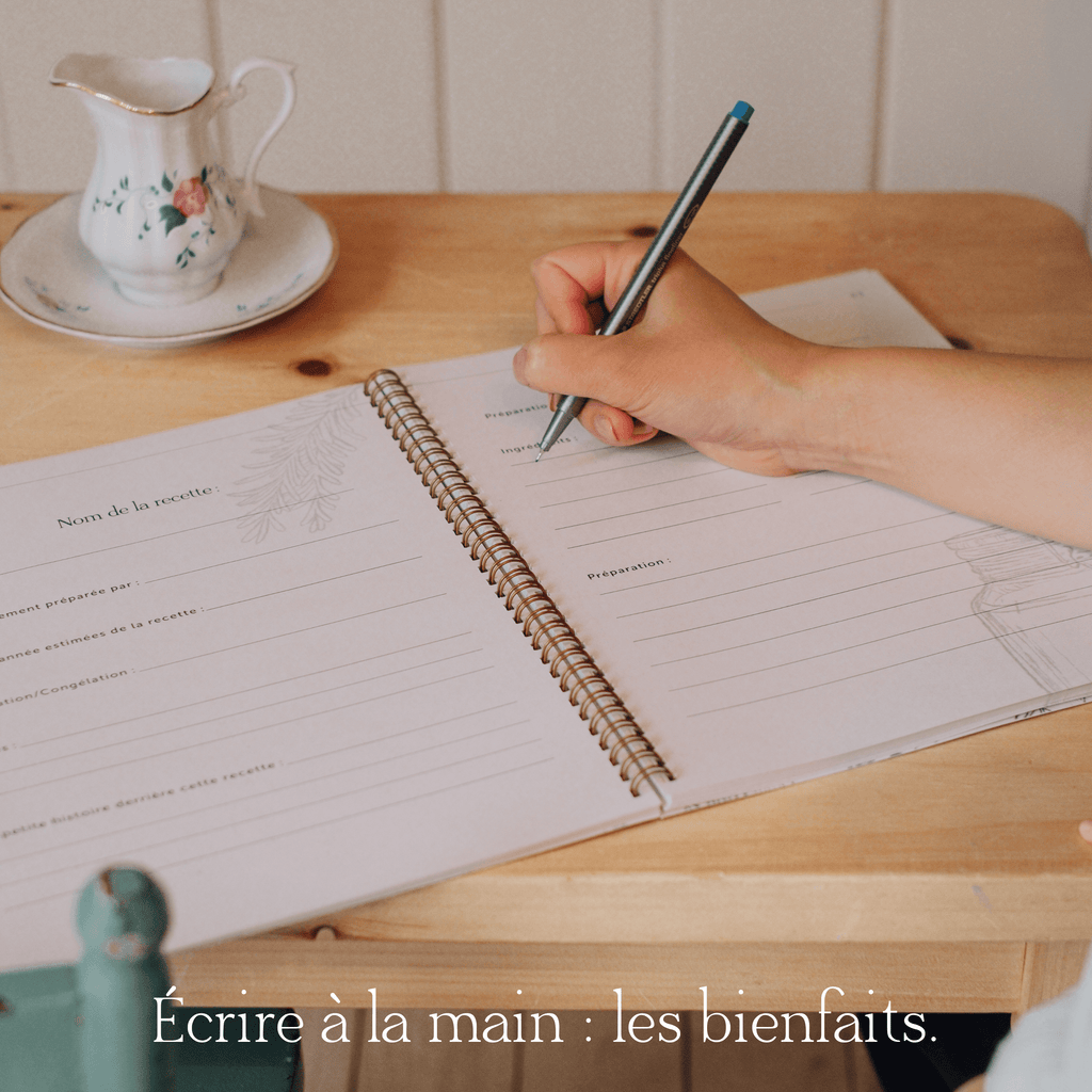Main de femme, stylo à la main, en pleine écriture de son journal Mes racines, le récit de ma vie