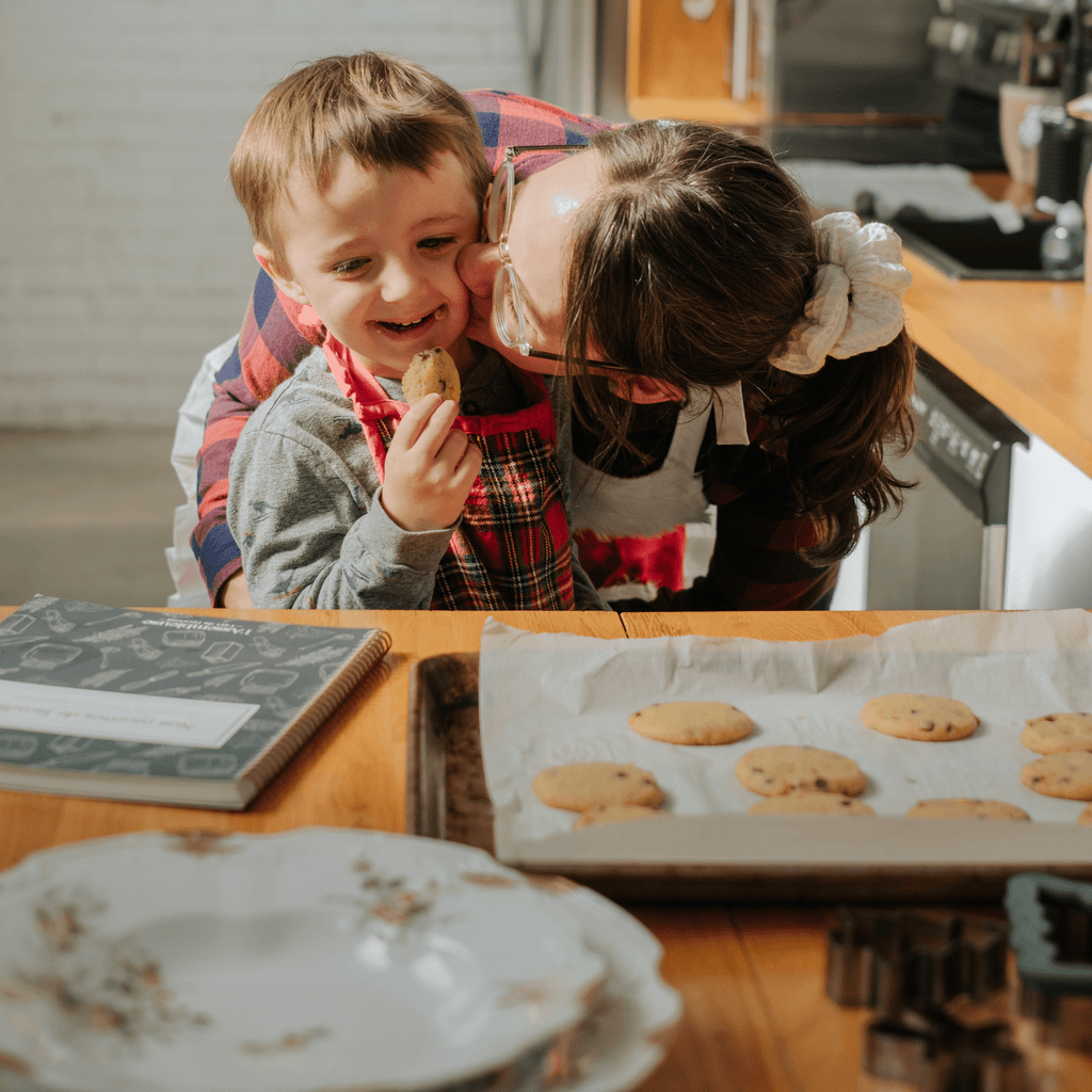 recettes de famille, souvenirs de cuisine, traditions culinaires québécoises, repas en famille, cuisine maison, odeur de tourtière, Noël au Québec, plats d’hiver, mémoire gustative, transmission des traditions, cuisine québécoise, histoires de famille