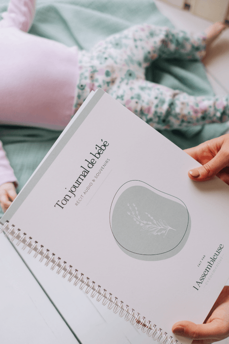 Journal de bébé qui conserve les souvenirs de la première année de bébé